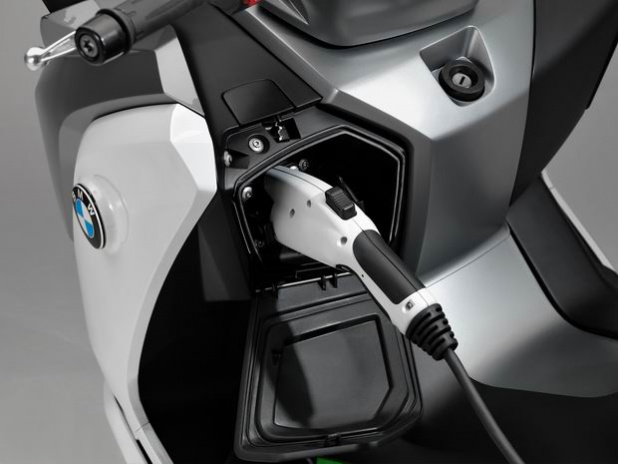 「【動画】BMWの電動バイクは、満充電から100kmを走るビッグスクーター」の11枚目の画像