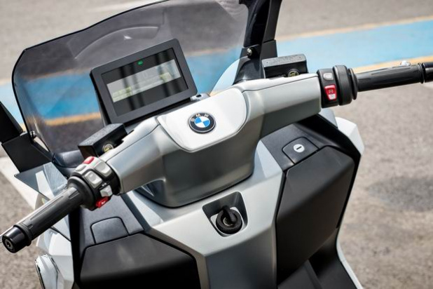 「【動画】BMWの電動バイクは、満充電から100kmを走るビッグスクーター」の12枚目の画像