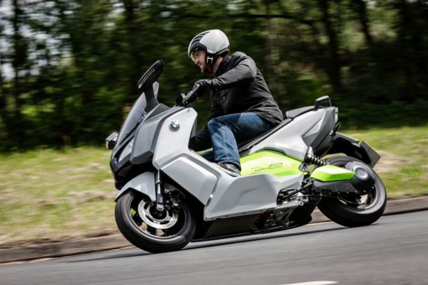 「【動画】BMWの電動バイクは、満充電から100kmを走るビッグスクーター」の15枚目の画像