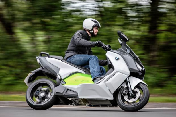 「【動画】BMWの電動バイクは、満充電から100kmを走るビッグスクーター」の16枚目の画像