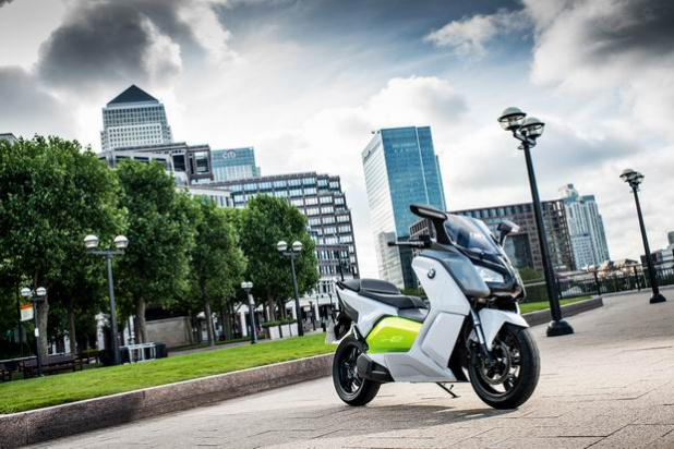 「【動画】BMWの電動バイクは、満充電から100kmを走るビッグスクーター」の18枚目の画像