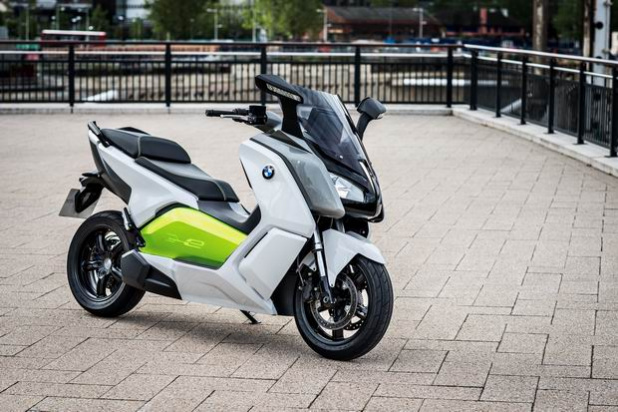 「【動画】BMWの電動バイクは、満充電から100kmを走るビッグスクーター」の19枚目の画像