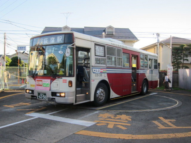 「葬式鉄がいるなら葬式バスもいるらしい。引退する関東バス3ドア車を追え【バスヲタ】」の1枚目の画像