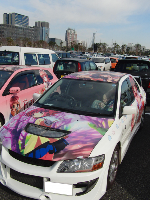 「「コミケ７９」開催周辺の駐車場状況をレポートその２！「富士スピードウェイで2分10秒を切りそうな実力派」【痛車】」の2枚目の画像