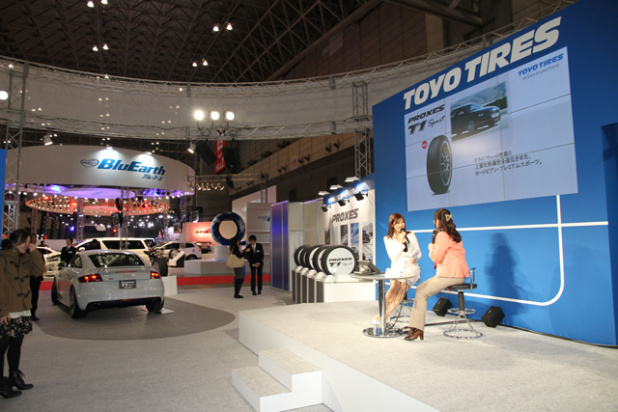 「トーヨータイヤブースにVW GTI Cupドライバー集まる【東京オートサロン2012】」の1枚目の画像