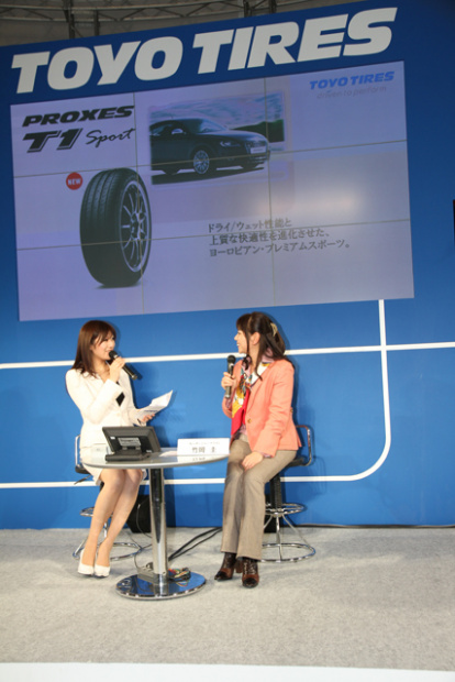 「トーヨータイヤブースにVW GTI Cupドライバー集まる【東京オートサロン2012】」の2枚目の画像