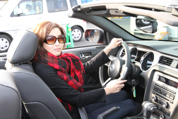 「フォード マスタング・コンバーチブルを吉田由美が極寒の中オープンでチェック【第32回JAIA輸入車試乗会】」の6枚目の画像