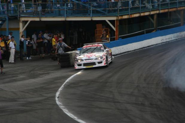 「まさか今村陽一が！決勝は劇的な幕切れでした【D1GP2011 inエビス】」の13枚目の画像