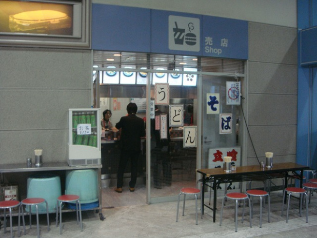 「大阪ではイベントでちらし寿司を食す、にカルチャーショック【大阪オートメッセ2012】」の5枚目の画像
