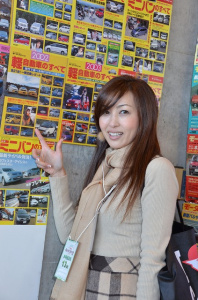 これが「吉田由美のすべて」よ～！【東京オートサロン2012】美人すぎるカーライフエッセイスト吉田由美