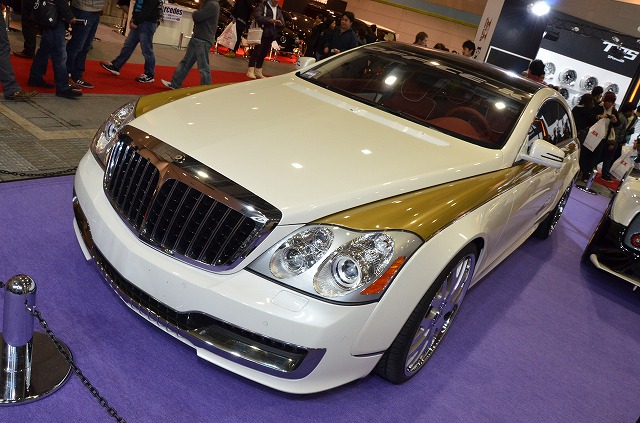 日本に１台 超高級車マイバッハクーペ 大阪オートメッセ12 Maybach Xenatec Coupe 画像 全長5 7mで2ドア 日本に１台の超高級車マイバッハクーペに24インチ Forgiatoブース 大阪オートメッセ12 Clicccar Com