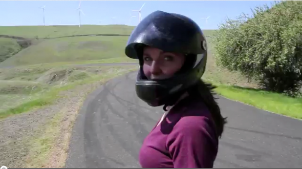「クルマにもバイクにも負けない疾走感！2人の女の子がスケートボードでダウンヒル【動画】」の1枚目の画像
