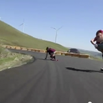 クルマにもバイクにも負けない疾走感！2人の女の子がスケートボードでダウンヒル【動画】 - Downhill02