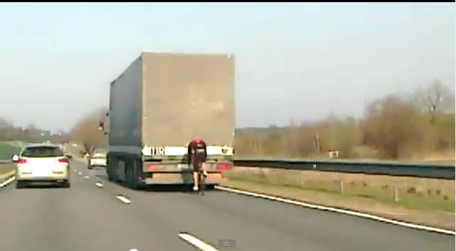 「自転車で時速90キロを出す方法は？……トラックを使え！【動画】」の3枚目の画像