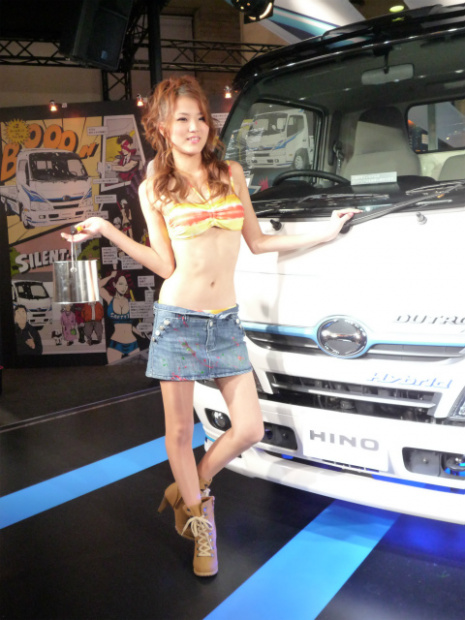 「トラックとダンプですが何か？　開き直りっぷりが見事な日野ブース　【東京オートサロン2012】」の3枚目の画像