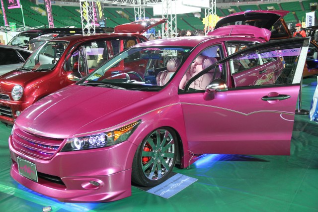 「全身ピンクのキラキラカスタム これでも普段乗り仕様なんだって【福岡カスタムカーショー2011】」の5枚目の画像