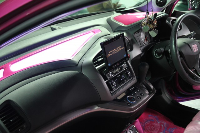 「全身ピンクのキラキラカスタム これでも普段乗り仕様なんだって【福岡カスタムカーショー2011】」の4枚目の画像