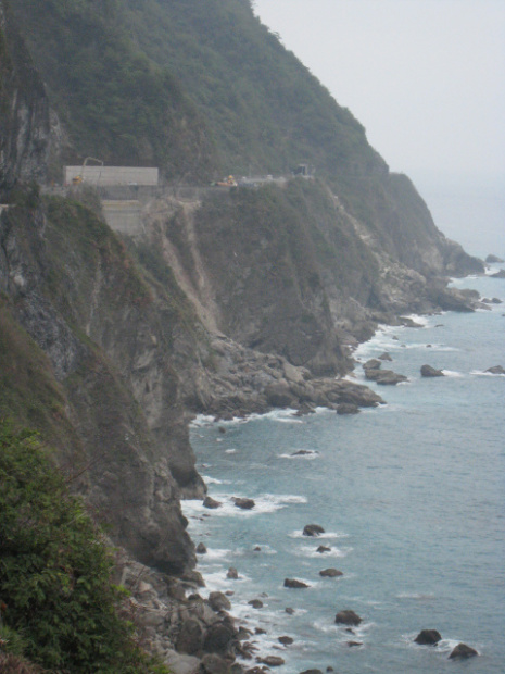 「断崖絶壁の道路では度胸試しの追い越しシーンも【台湾の免許を取得し台湾一周チャレンジvol.03】」の4枚目の画像