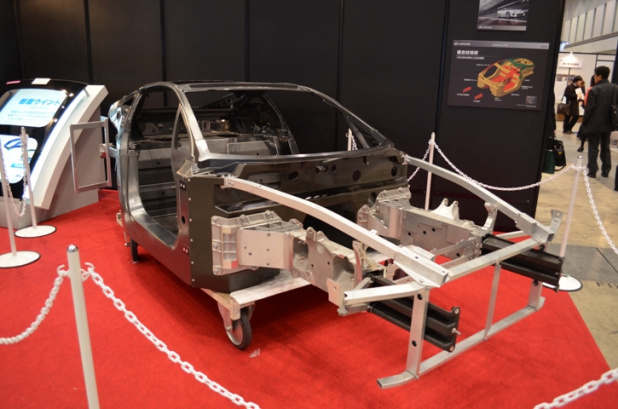 「レクサスLFAは高級素材の日本代表！【第3回国際自動車素材・加工展】」の1枚目の画像
