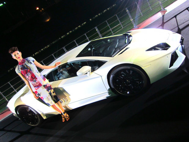「ランボルギーニが世に問う『最高峰のスーパーカー』は4000万円オーバー!!」の7枚目の画像