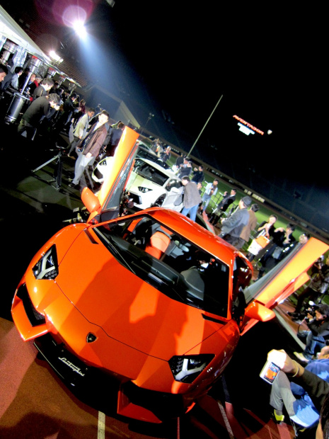 「ランボルギーニが世に問う『最高峰のスーパーカー』は4000万円オーバー!!」の6枚目の画像