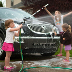 5/13は母の日。洗車をプレゼントする子どもが多いというアメリカの調査結果 - MothersDayCarWash01.jpg
