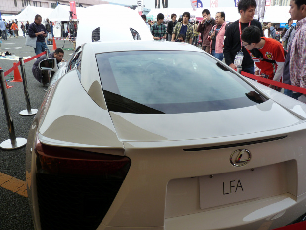 「LEXUS LFAがお台場を走った。けど、全開走行が見たい！「モータースポーツジャパン2011」」の2枚目の画像