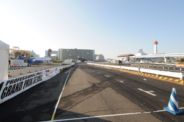 「TOKYO DRIFTの特設コースを、こっそり走ってみた【D1 GRAND PRIX Round 1 TOKYO DRIFT in ODAIBA】」の1枚目の画像
