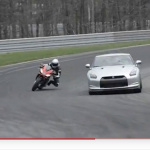 「アプリリアのスーパーバイクと日産GT-Rはどちらが速い?【2輪vs4輪】」の3枚目の画像ギャラリーへのリンク