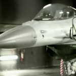 【動画】アヴェンタドール vs 戦闘機F16 、瞬発力と推進力 勝つのはどっちだ！ - Re_Aventador vs F16-1