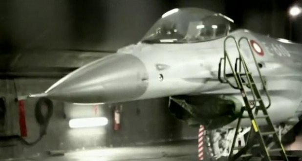「【動画】アヴェンタドール vs 戦闘機F16 、瞬発力と推進力 勝つのはどっちだ！」の1枚目の画像