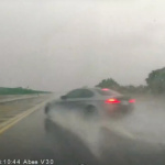 【動画】ゲリラ豪雨での無謀運転で引き起こした衝撃事故 in 中国 - Re_BMW M3 Crash-1