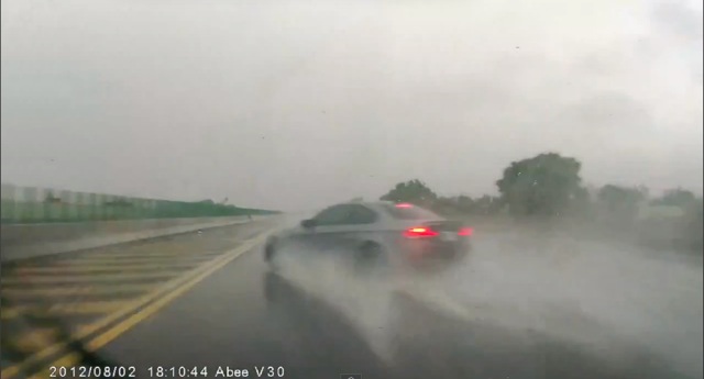 「【動画】ゲリラ豪雨での無謀運転で引き起こした衝撃事故 in 中国」の1枚目の画像