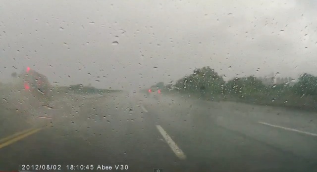 「【動画】ゲリラ豪雨での無謀運転で引き起こした衝撃事故 in 中国」の2枚目の画像