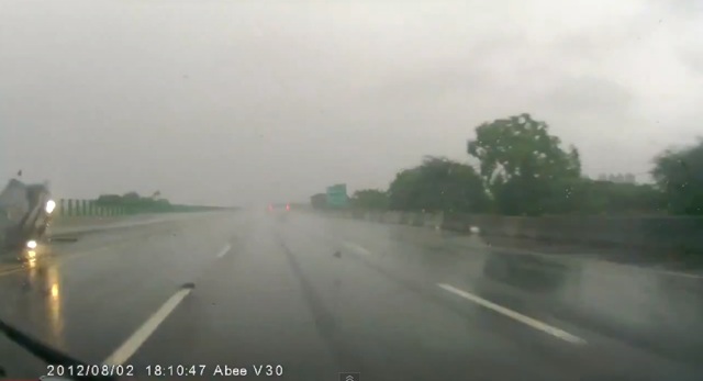 「【動画】ゲリラ豪雨での無謀運転で引き起こした衝撃事故 in 中国」の3枚目の画像