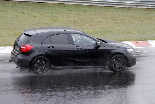 「インプレッサSTI、ランエボがライバル!? 新型AクラスのAMG A25がスクープされました。」の3枚目の画像