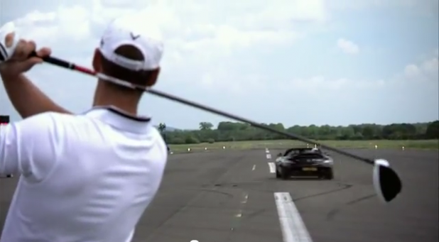 「クルマでゴルフボールをキャッチできるか!?　ティーショットvsメルセデス・ベンツSLS AMGの競争の結果は？」の1枚目の画像
