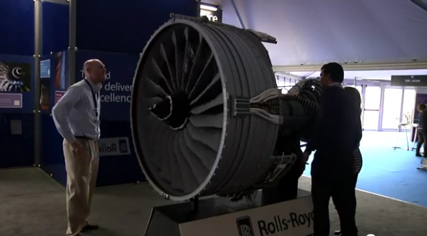 「【動画】ロールスロイスが航空ショーに展示したB787旅客機用エンジンのカットモデル。その材料はなんと…レゴ!?」の1枚目の画像