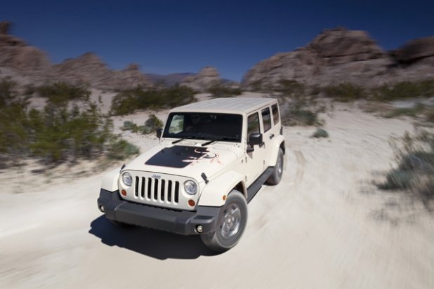 「砂漠を駆け抜けるジープ！　ラングラーに特別仕様車アンリミテッド・トレイル・エディションが登場！」の1枚目の画像