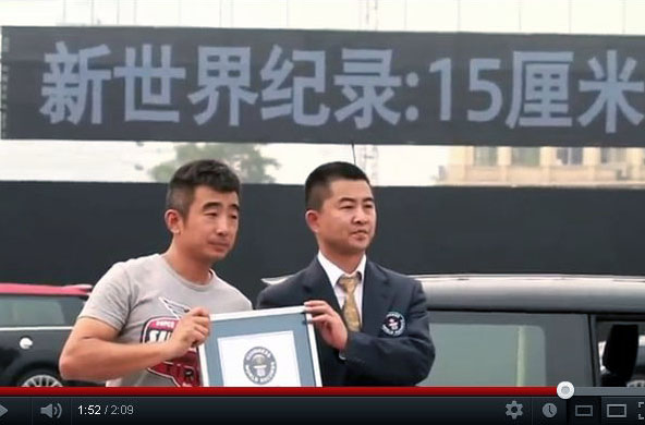 「中国人もビックリ !  MINIが「縦列駐車」でギネス更新 !」の4枚目の画像