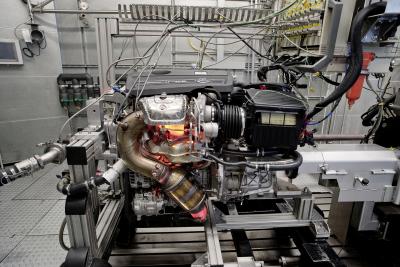 「AMG45周年記念モデル「A45」の4気筒エンジンを公開！」の1枚目の画像