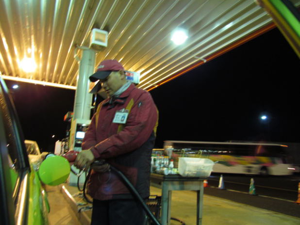 「東北道下り『国見SA』レギュラーガソリンは151円で2000円分以内の販売です【東北関東大震災ルポ】」の9枚目の画像