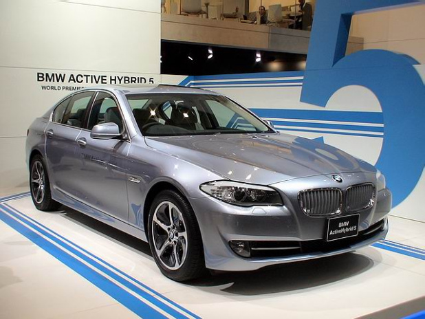 「BMWが世界初公開するミドルサイズのハイブリッドセダン【東京モーターショー】」の1枚目の画像