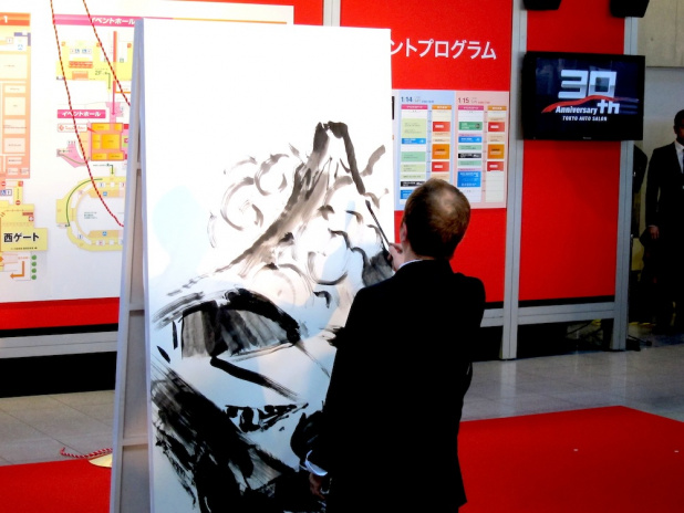 「ドンドコ♪ ドンドコ♪ たった10分で描いた墨画アート【東京オートサロン2012】」の2枚目の画像