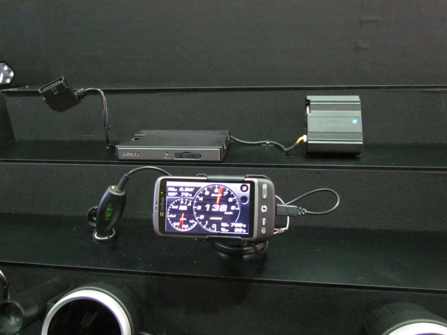 「【大阪オートメッセ2011】Defiのスマートフォンがメーターになる新製品（参考出品）の動きが分かる動画」の1枚目の画像