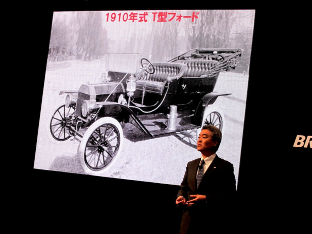 「常識破り! ブリヂストンがカラフルなタイヤを世界初披露【東京オートサロン2012】」の2枚目の画像