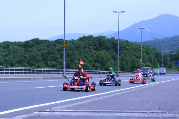 「リアルマリオカートごっこして遊んでる大人たちが北海道にいた！」の2枚目の画像