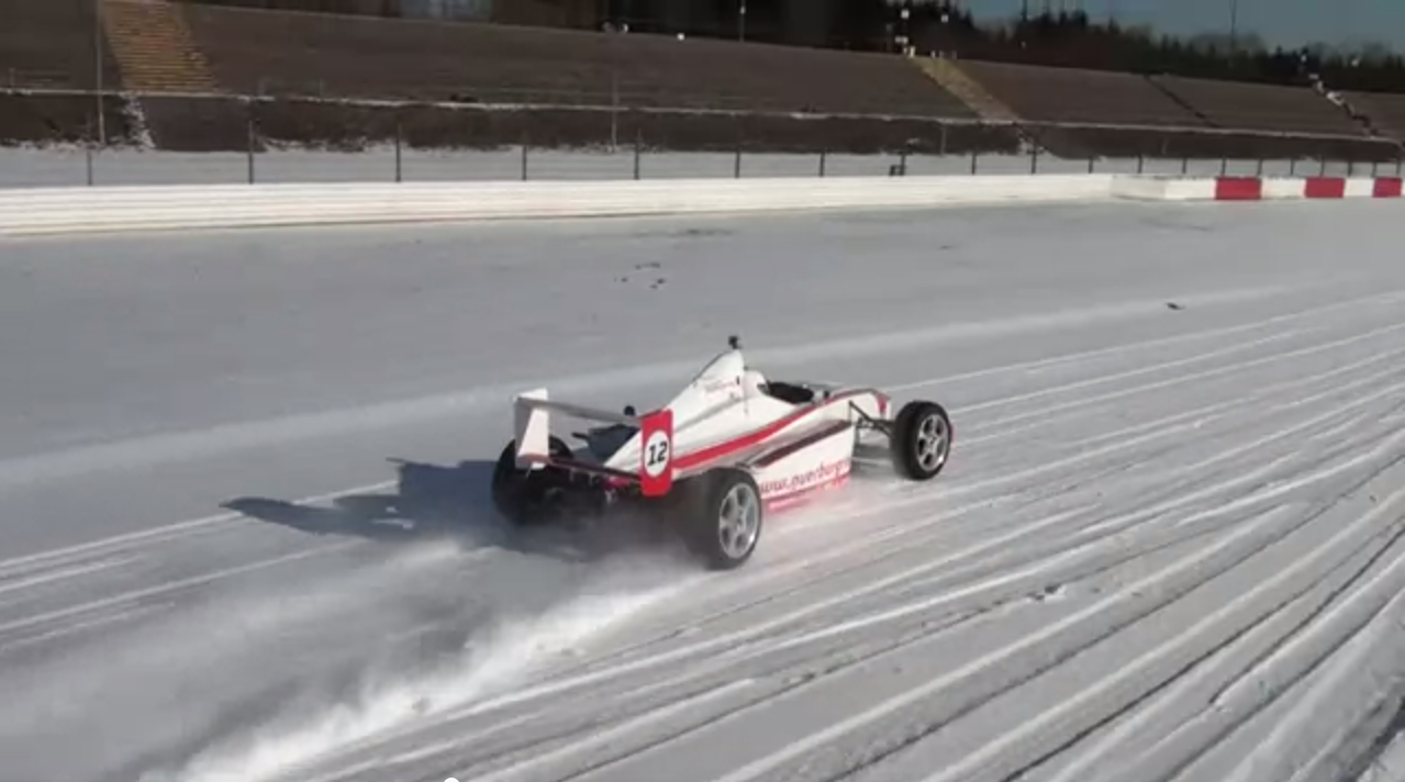「F1ドライバーだってビビる!? ニュルブルクリンクでフォーミュラカーが雪上アタック！【動画】」の1枚目の画像