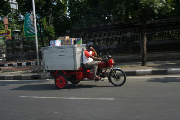 「ジャカルタにはバジャイ（BAJAJ）という三輪車が走っています【インドネシア自動車事情】」の1枚目の画像