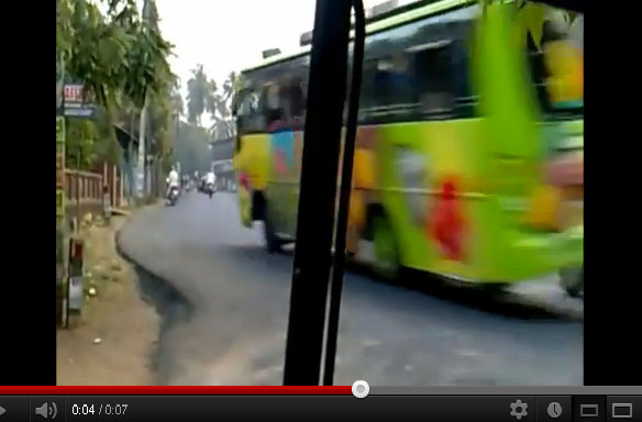 「【動画】リアル「スピード」？ インドを走る、クレージーバス！」の1枚目の画像